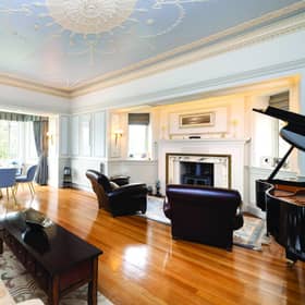 Reception room receives plenty of light in the one-time five-star hotel. Image: Scott Clark Photogrpahy