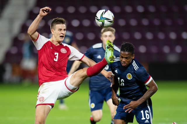 Denmark's Rasmus Carstensen competes with Dapo Mebude. (Photo by Mark Scates / SNS Group)