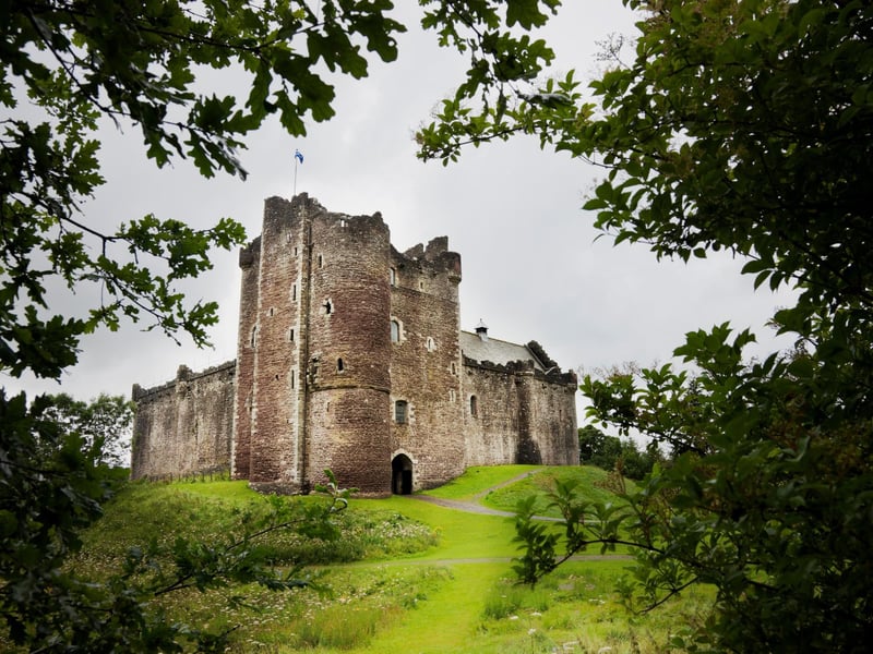 Doune Castle is famous in the modern era for having featured in popular TV shows and films like Monty Python and the Holy Grail, Outlander and Game of Thrones. In history it is well-known for being the place where the Clan MacNab chief was held captive after the Battle of Prestonpans (18th century). It can be found in the village of Doune nearby Stirling city.