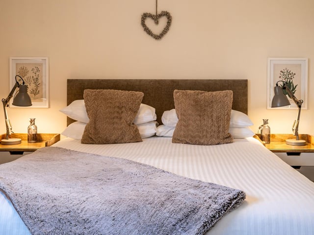 The Lodge features seven en-suite bedrooms including four double rooms, three twin/superking rooms, spacious lounge, catering-style kitchen and dining conservatory.