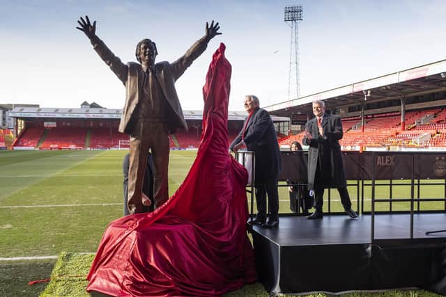 Sir Alex Ferguson unveils the statue during at Pittodrie, on February 25, 2022. (Photo by Mark Scates / SNS Group)