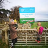 Eilidh and her kids at farm signpost