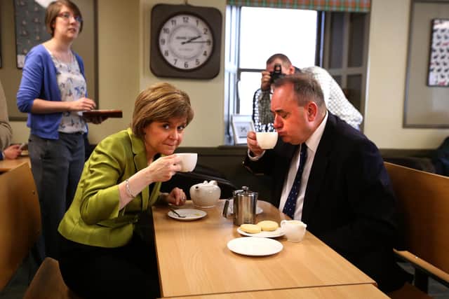 Nicola Sturgeon and Alex Salmond have a cup of tea in Inverurie ahead of the 2015 UK election (Picture: Andrew Milligan/PA)
