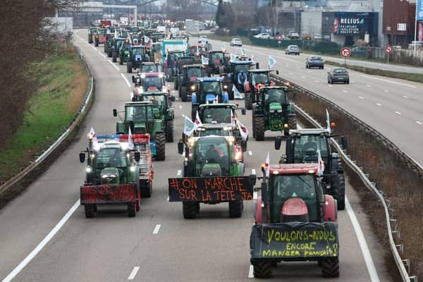 Tha tuathanaich na Frainge air na tractaran mòra aca a thoirt air na prìomh rathaidean ag iomairt an aghaidh na tha tachairt. (Dealbh: Frederick Florin/AFP via Getty Images)