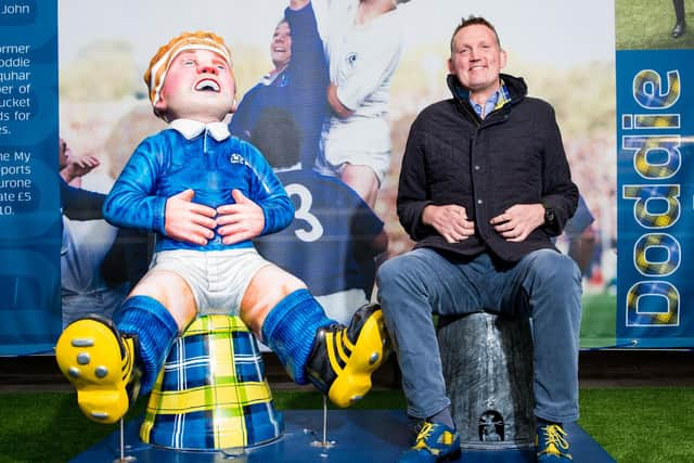 Doddie Weir with the Oor Doddie statue  at BT Murrayfield, in 2019. (Photo by Ross Parker / SNS Group / SRU)