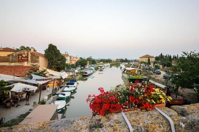 Naviguant sur un tronçon du magnifique canal du XVIIe siècle de Paul Riquet, le Canal du Midi, dans le sud-ouest de la France, est synonyme de vignobles et de raffineries d'huile d'olive, de villages traditionnels et de restaurants sous les étoiles.  Image : Contribution