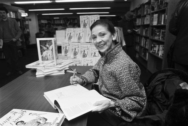 Ballet dancer Dame Margot Fonteyn signing copies of her book 'Magic of the Dance' at John Smith's bookshop in Glasgow, January 1980