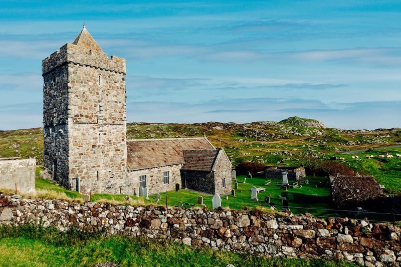 This church is located in the village of Rodel in South Harris (Western Isles). Described as “cruciform” in shape, it was built around 1500 by Clan Macleod and is considered by many as “the finest late medieval church” in Western Scotland.