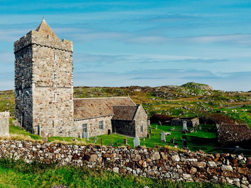 This church is located in the village of Rodel in South Harris (Western Isles). Described as “cruciform” in shape, it was built around 1500 by Clan Macleod and is considered by many as “the finest late medieval church” in Western Scotland.