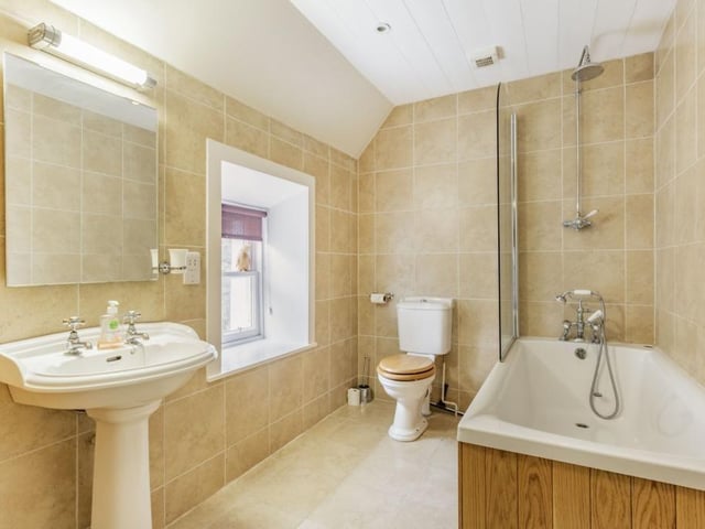 Oldany Farmhouse - bathroom.