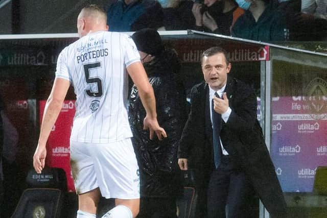 Hibernian manager Shaun Maloney speaks to Porteous during the Boxing Day clash between Dundee United and Hibernian at Tannadice.  (Photo by Ross Parker / SNS Group)
