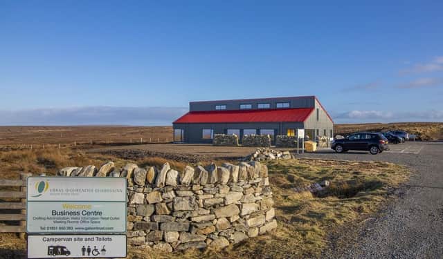 Oifisean Urras Oighreachd Ghabhsainn ann an ceann-a-tuath Leòdhais. Tha iad am measg nan coimhearsnachdan eileanach a tha air sealbh a ghabhail air an fhearann. (Dealbh: Fiona Rennie)