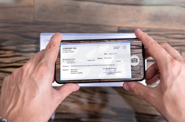 How to pay in a cheque using mobile banking (Photo: Shutterstock)