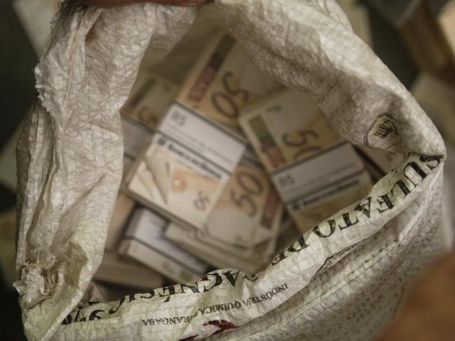 The Great Robbery of Brazil's Central Bank follows a gang of thieves who tunnel into a Fortaleza, Brazil, bank vault and steal over 160 million reais. This docuseries explores that spectacular 2005 heist.