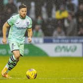 Lewis Stevenson made his 450th league appearance for Hibs in their 1-0 win over St Mirren in Paisley.