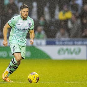 Lewis Stevenson made his 450th league appearance for Hibs in their 1-0 win over St Mirren in Paisley.