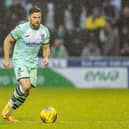 Lewis Stevenson made his 450th league appearance for Hibs in their 1-0 win over St Mirren in Paisley.