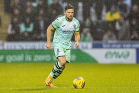 Lewis Stevenson made his 450th league appearance for Hibs in their 1-0 win over St Mirren in Paisley.