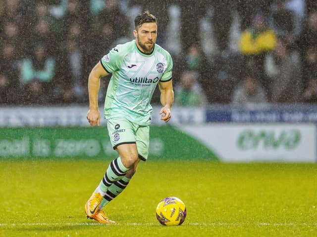 Lewis Stevenson made his 450th league appearance for Hibs in their 1-0 win over St Mirren in Paisley.