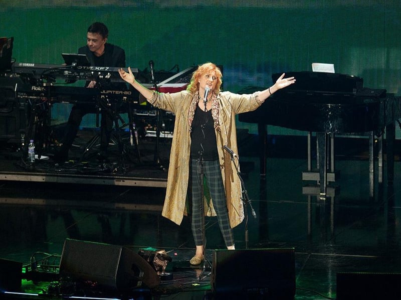 Glasgow born Eddi Reader is a three time Brit award winner and is best known for her work with Fairground Attraction and her stunning solo career.