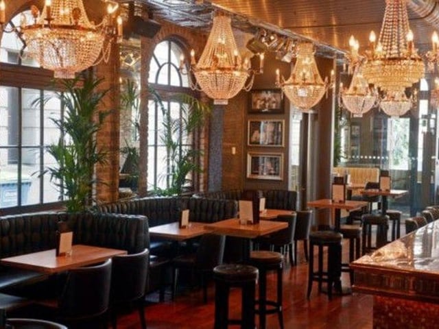 Angels Share is popular pub right in the heart of Edinburgh’s city centre, and it’s broadcasting all the games on its many HDTVs. Delicious food, ranging from gigantic burgers to roasted chicken, will be available at this trendy eatery.