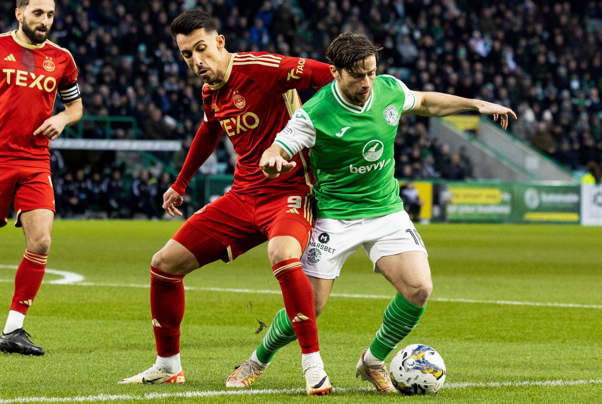 Hibs left-back Lewis Stevenson challenges Aberdeen's Bojan Miovski during the 2-0 win at Easter Road on Sunday. (Photo by Ross Parker / SNS Group)