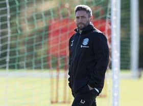Hibs manager Lee Johnson oversees training. Photo by Paul Devlin / SNS Group