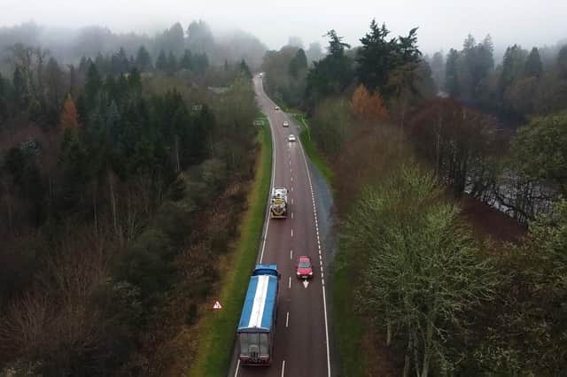 Air A9 thathas a’ gluasad gun sguir bho rathad dà-fhìllteach gu rathad àbhaisteach