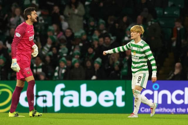 Craig Gordon appeals to the assistant referee after Celtic go 1-0 up (Photo by Craig Williamson / SNS Group)