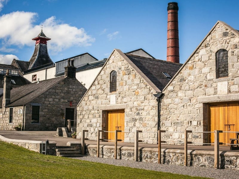AnCnoc Distillery is situated in Knock, Banffshire, and was founded in 1894. Originally known as Knocdu (“knock-doo”) this is translated from the Gaelic ‘Cnoc Dubh’ which means ‘black hill’. It later became AnCnoc which simply means ‘the hill’.