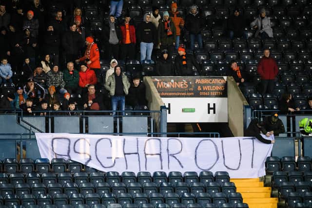 Dundee United fans aim banner at sporting director Tony Asghar. (Photo by Paul Devlin / SNS Group)