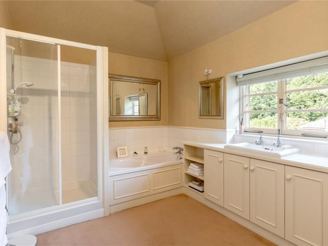 Principal bedroom en-suite.