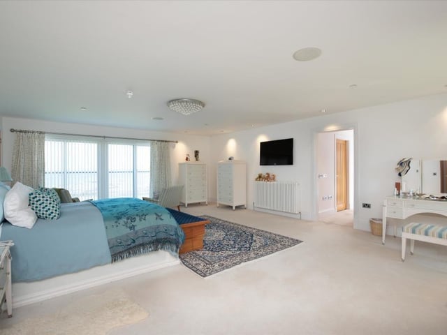 Principal bedroom.