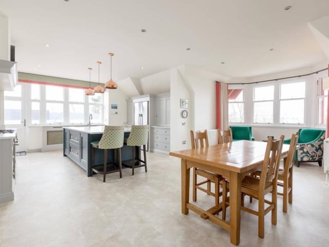 Kitchen diner.