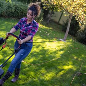 Mowing the lawn burns more calories than water aerobics, researchers found (photo: Adobe)