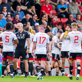 Aberdeen boss Jim Goodwin addresses his players during a water break. (Photo by Roddy Scott / SNS Group)