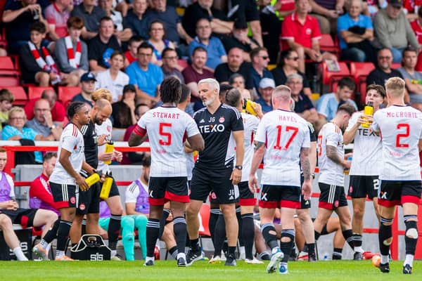 Aberdeen boss Jim Goodwin addresses his players during a water break. (Photo by Roddy Scott / SNS Group)