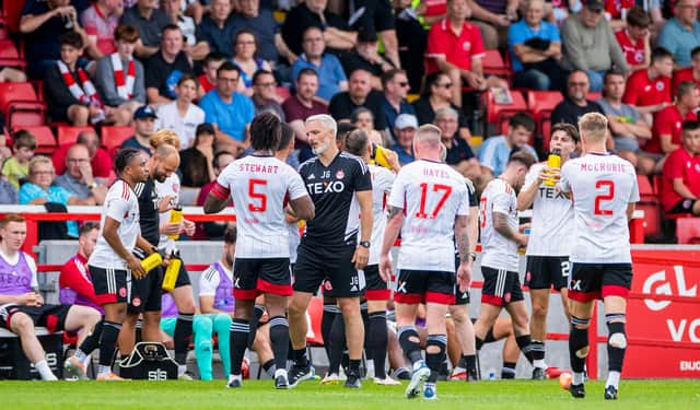 Aberdeen boss Jim Goodwin addresses his players during a water break. (Photo by Roddy Scott / SNS Group)