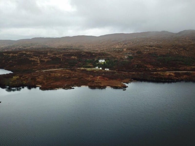 If you are looking for somewhere remote then the Gate House could be perfect. The detatched cottage is situated in Lochinver, in the far north of Scotland, ond looks over pretty Loch Leitir Easaidh, with one bedroom, a garden and barbecue facilities.