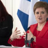 Nicola Sturgeon a’ foillseachadh na h-aithisg Diluain, ach tha e duilich fhaicinn gun toir e buaidh sam bith air taic dha neo-eisimeileachd.  (Dealbh: David Cheskin/pool/Getty Images)