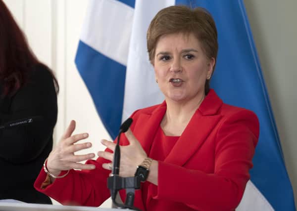 Nicola Sturgeon a’ foillseachadh na h-aithisg Diluain, ach tha e duilich fhaicinn gun toir e buaidh sam bith air taic dha neo-eisimeileachd. (Dealbh: David Cheskin/pool/Getty Images)