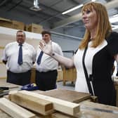 ’S e sgeulachd phearsanta Angela Rayner agus mar a thàinig i gu ìre an rud a tha seasamh a-mach. (Dealbh: Jeff J Mitchell/Getty Images)