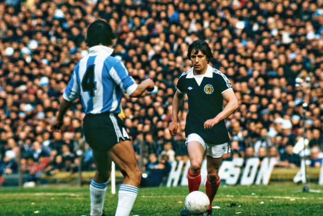 Willie Johnston runs at Argentina midfielder Omar Larrossa during an ill-tempered friendly international between Aargentina and Scotland at the Boca Juniors stadium on June 18, 1977 in Buenos Aires, Argentina. The game finished 1-1. (Photo by Don Morley/Allsport/Getty Images)