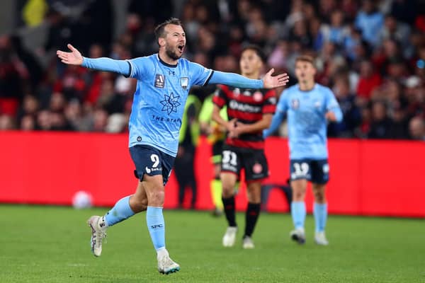 Hibs are closing in on a deal for veteran striker Adam Le Fondre.