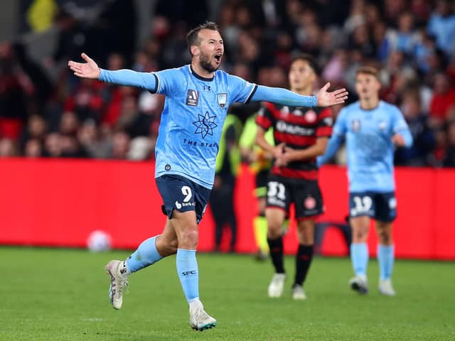 Hibs are closing in on a deal for veteran striker Adam Le Fondre.