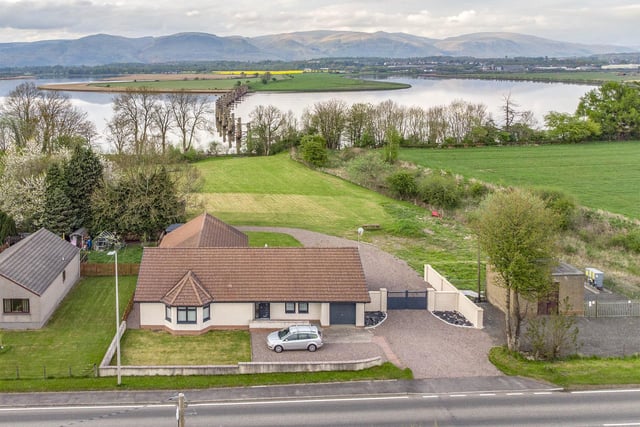 Superb 5-bedroom detached house with extensive grounds gently sweeping to the River Forth. Offers over £575,000.