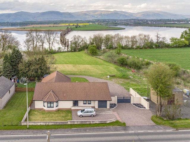 Superb 5-bedroom detached house with extensive grounds gently sweeping to the River Forth. Offers over £575,000.