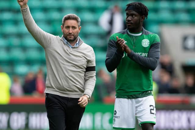 Hibs manager Lee Johnson with forward Elie Youan. (Photo by Paul Devlin / SNS Group)