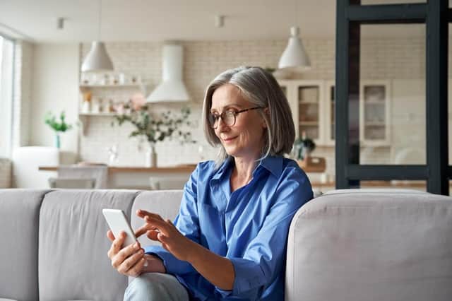 Dating as a senior does not need to be a scary or overwhelming prospect with the help of this guide to the pros and cons