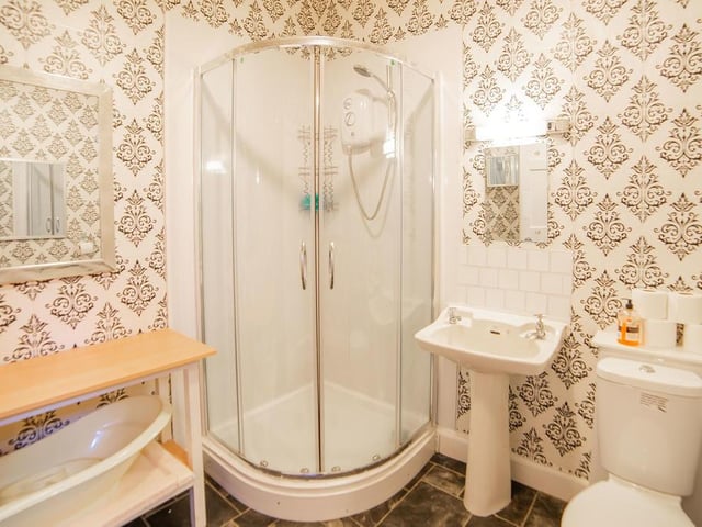 Shower room.